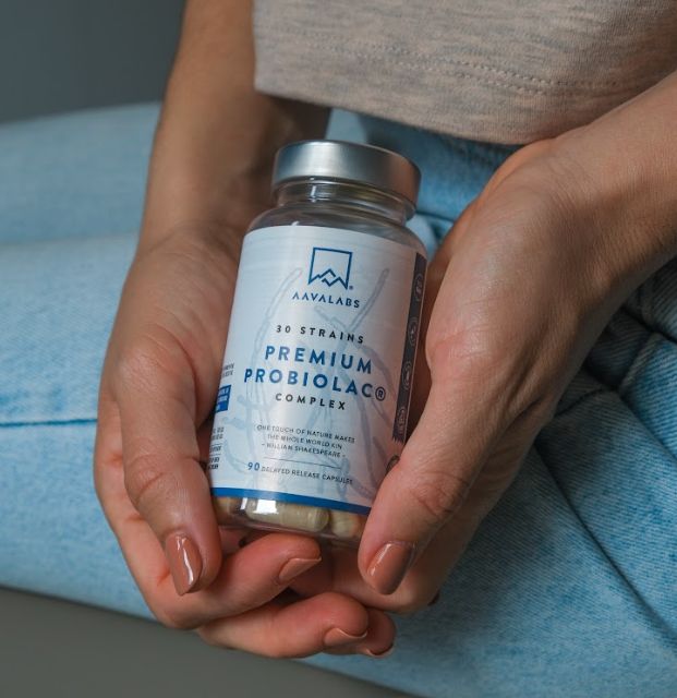 Aavalabs Premium Probiolac Flasche in Händen gehalten. 120 Milliarden KBE, 30 Stämme.