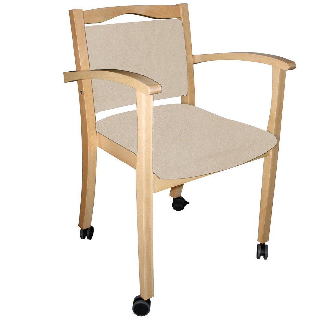 Seniorenstuhl mit Armlehnen und Rollen. Holzrahmen, beige Sitzfläche und Rückenlehne.