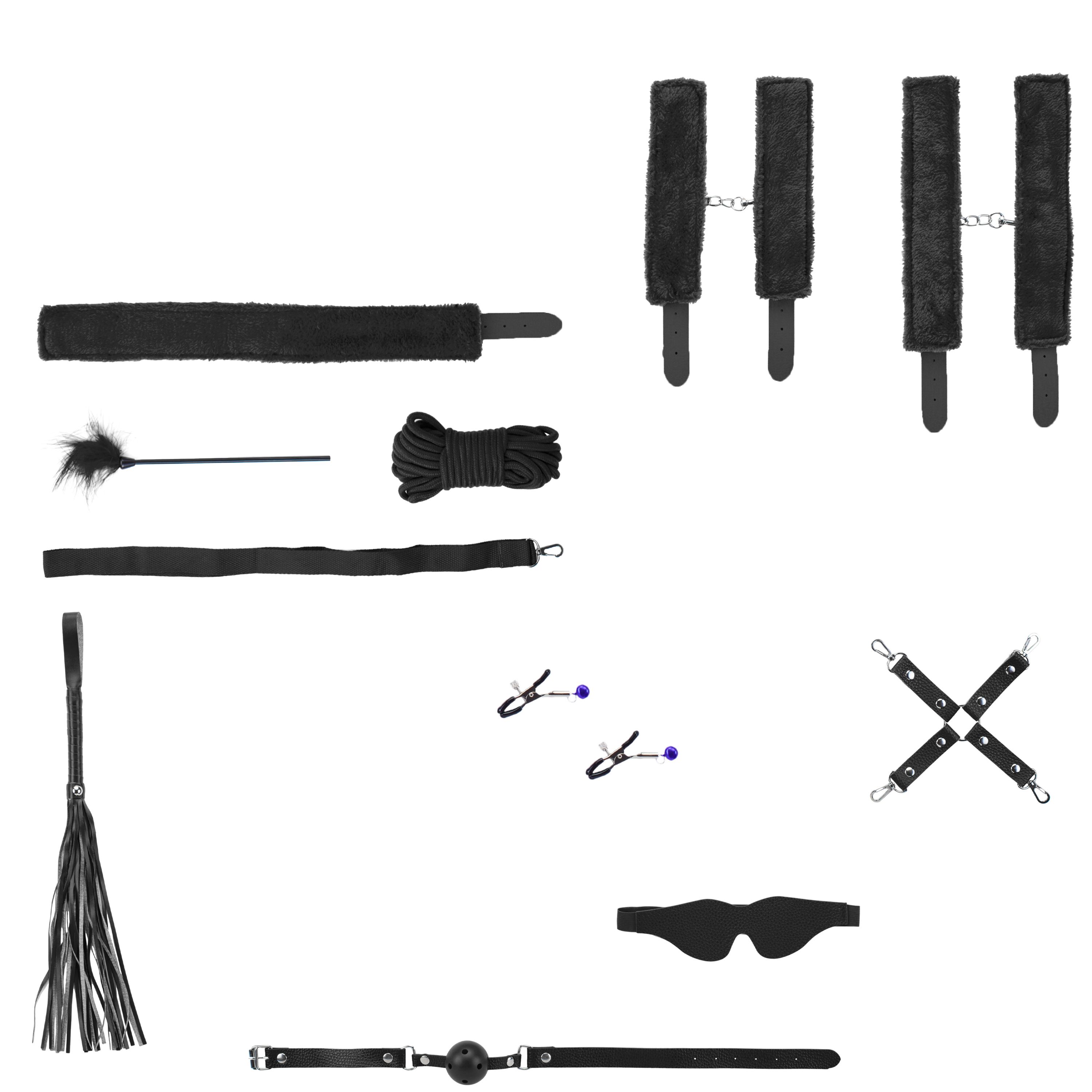 Schwarzes Set aus Leder und Fell. Enthält Hand- und Fußfesseln, Peitsche, Knebel, Augenbinde, Nippelklemmen, Seil und Kreuz. Einzelteile.