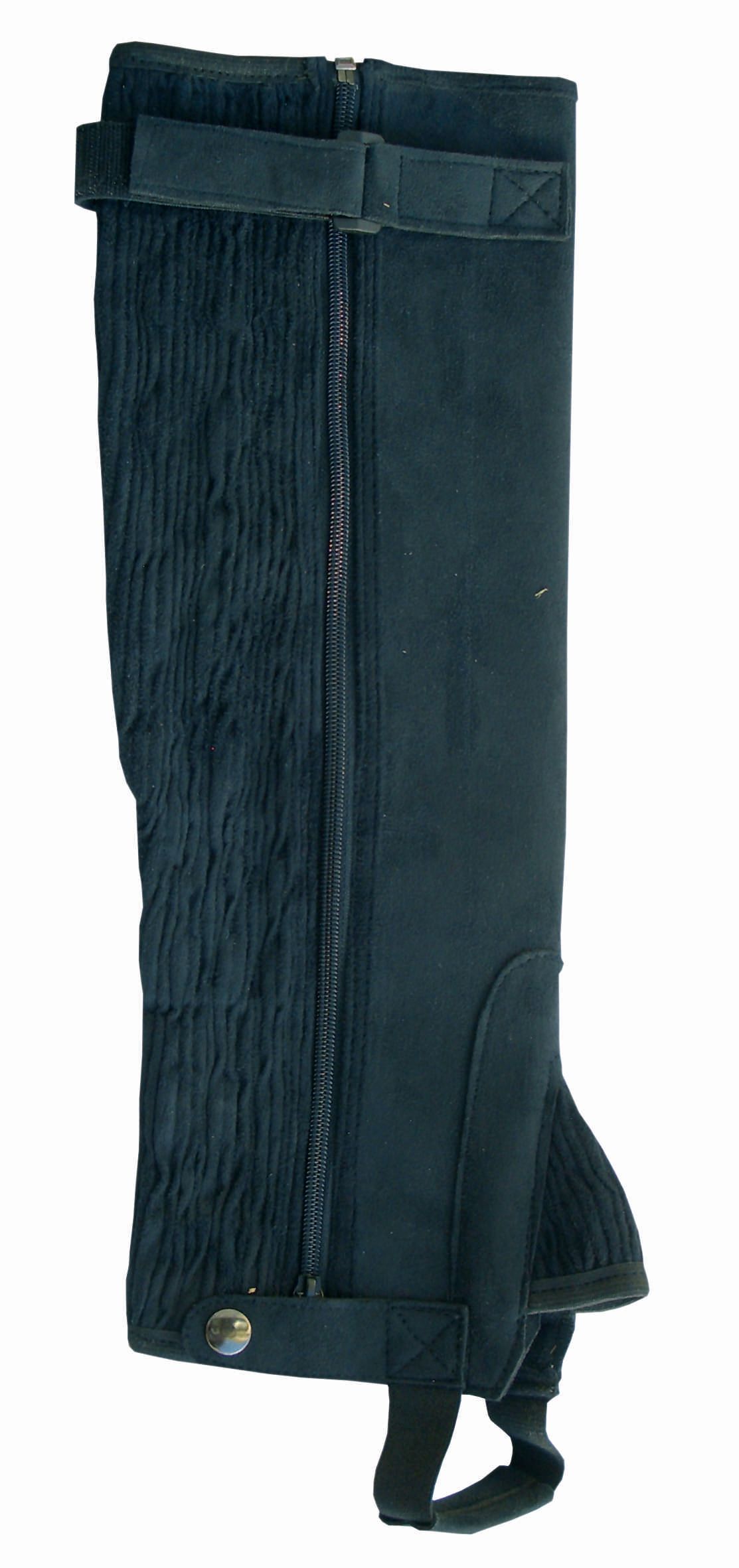 Schwarze Reitchaps mit Reißverschluss und Schnallen. Eine Seite hat eine geriffelte Textur.