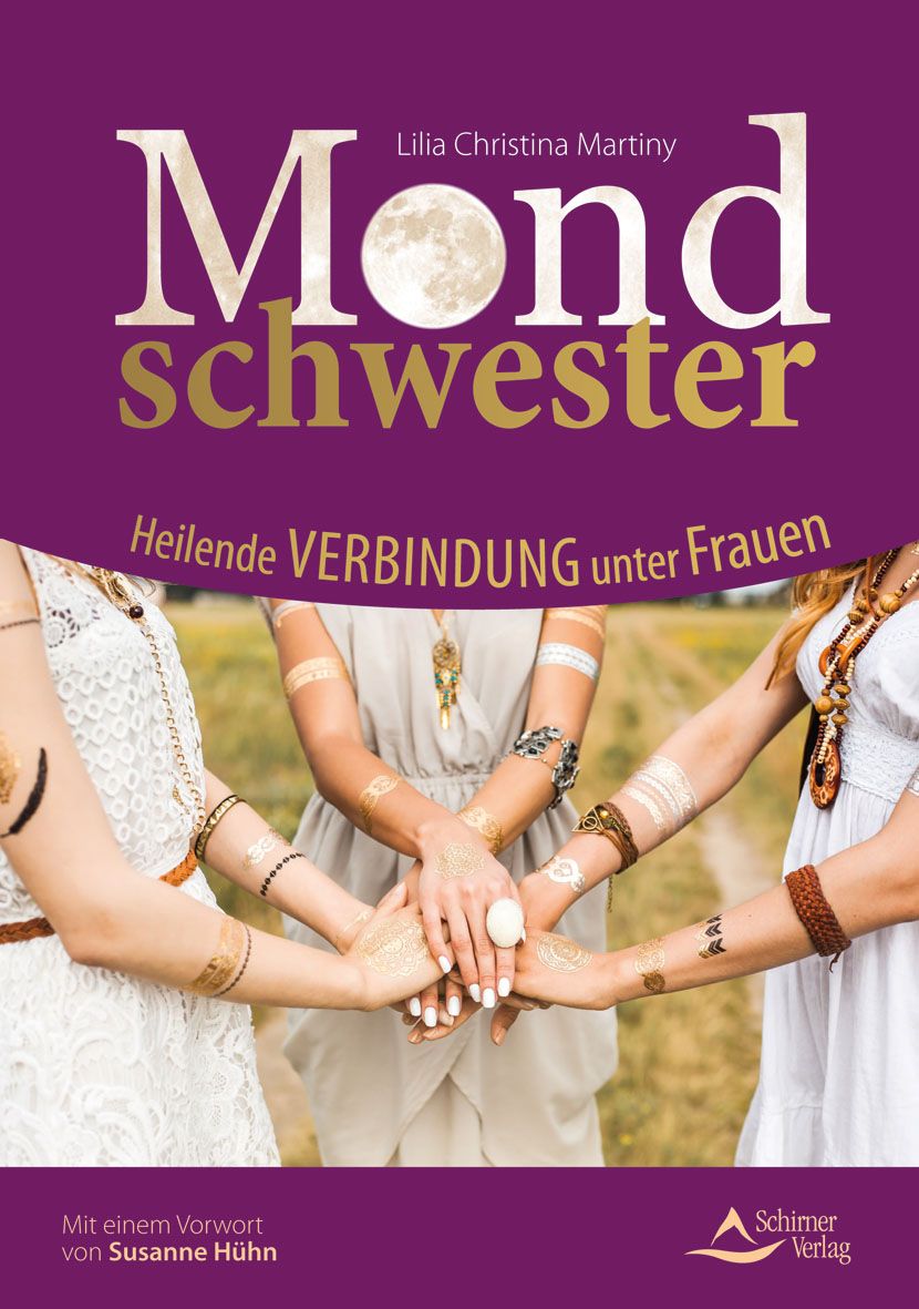 Buchcover mit Titel "Mondschwester". Drei Frauen legen Hände zusammen. Lila Hintergrund mit Text. Verlag Logo unten rechts.