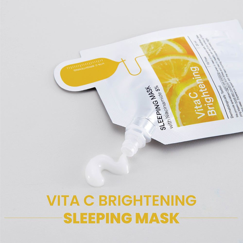 MEDIHEAL Vita C Brightening Schlafmaske. Produkt wird aus dem Beutel gedrückt. Text: Vita C Brightening Sleeping Mask.