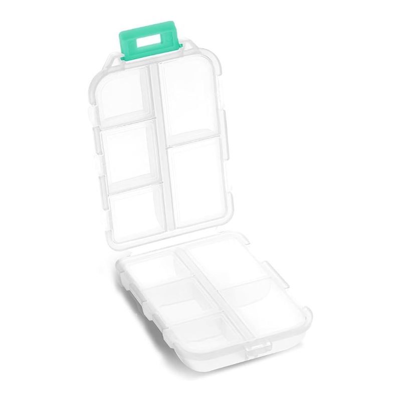 Transparente Tablettenbox, geöffnet. Sieben Fächer, grüner Griff. Deckel teilweise geöffnet.