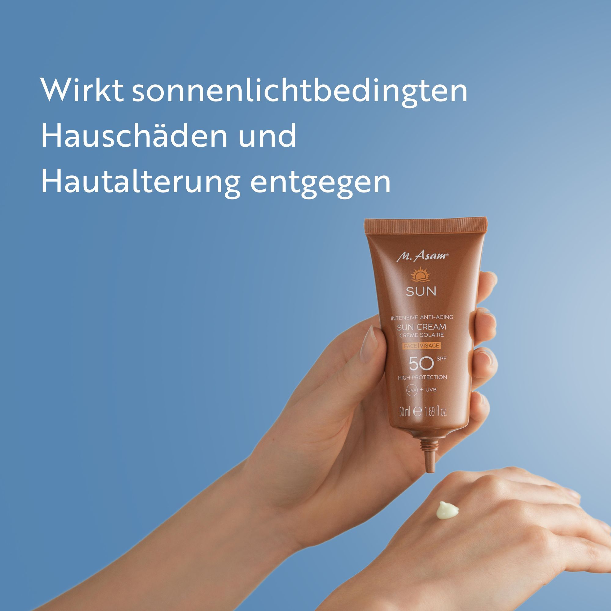 Person trägt Creme auf die Hand auf. Braune Tube mit M. Asam SUN, LSF 50. Text: Wirkt Hautalterung entgegen.