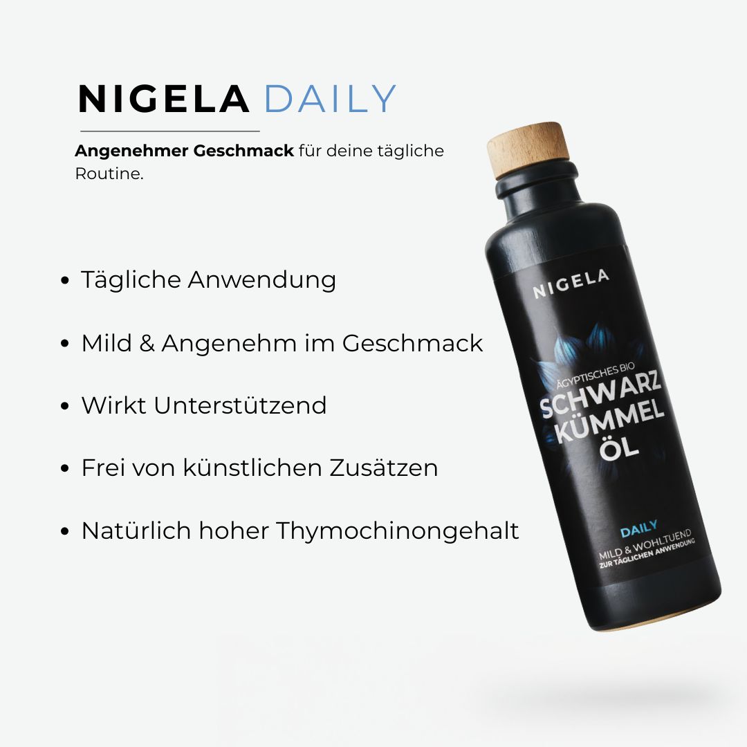 Schwarzkümmelöl-Flasche mit Holzverschluss. Text: Nigela Daily, Ägyptisches Schwarzkümmel Öl. Aufzählung von Vorteilen.