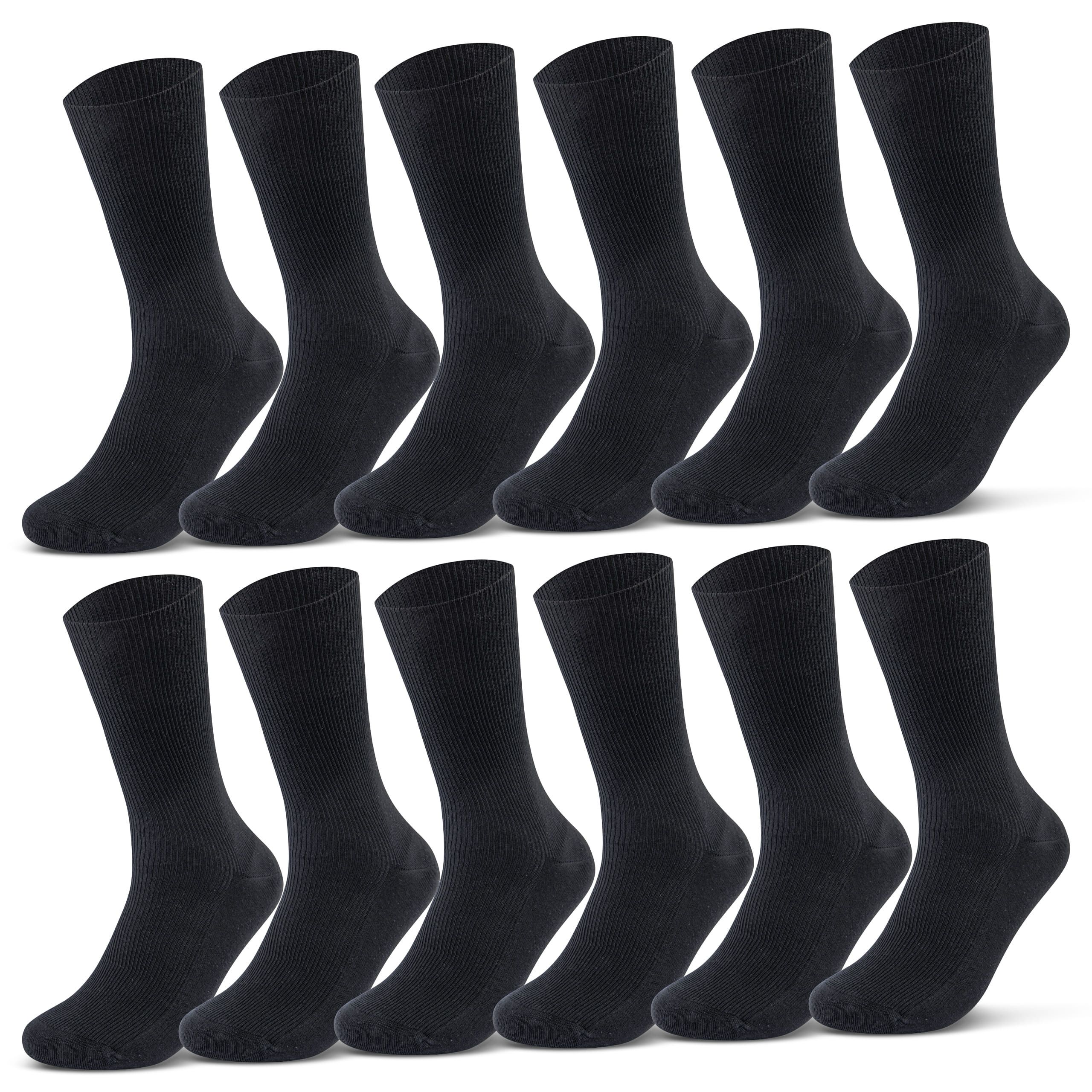 Zwölf schwarze Socken. Geripptes Bündchen, glatte Zehenpartie. Aus 100% Baumwolle.