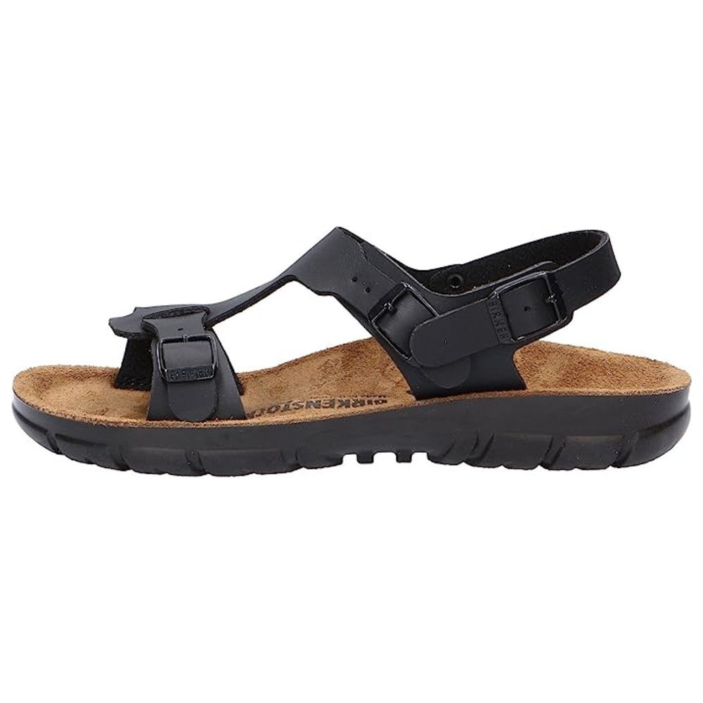 Schwarze Sandale mit Riemen und Schnallen. Korkfußbett, schwarze Sohle. Birkenstock-Logo sichtbar.