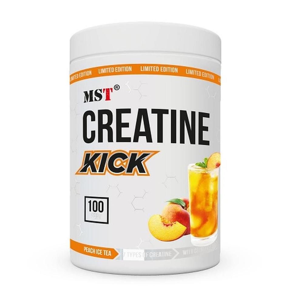Weiße Dose mit Etikett. Text: MST, Creatine Kick, 100. Abbildung eines Getränks mit Pfirsich. Text: Peach Ice Tea.