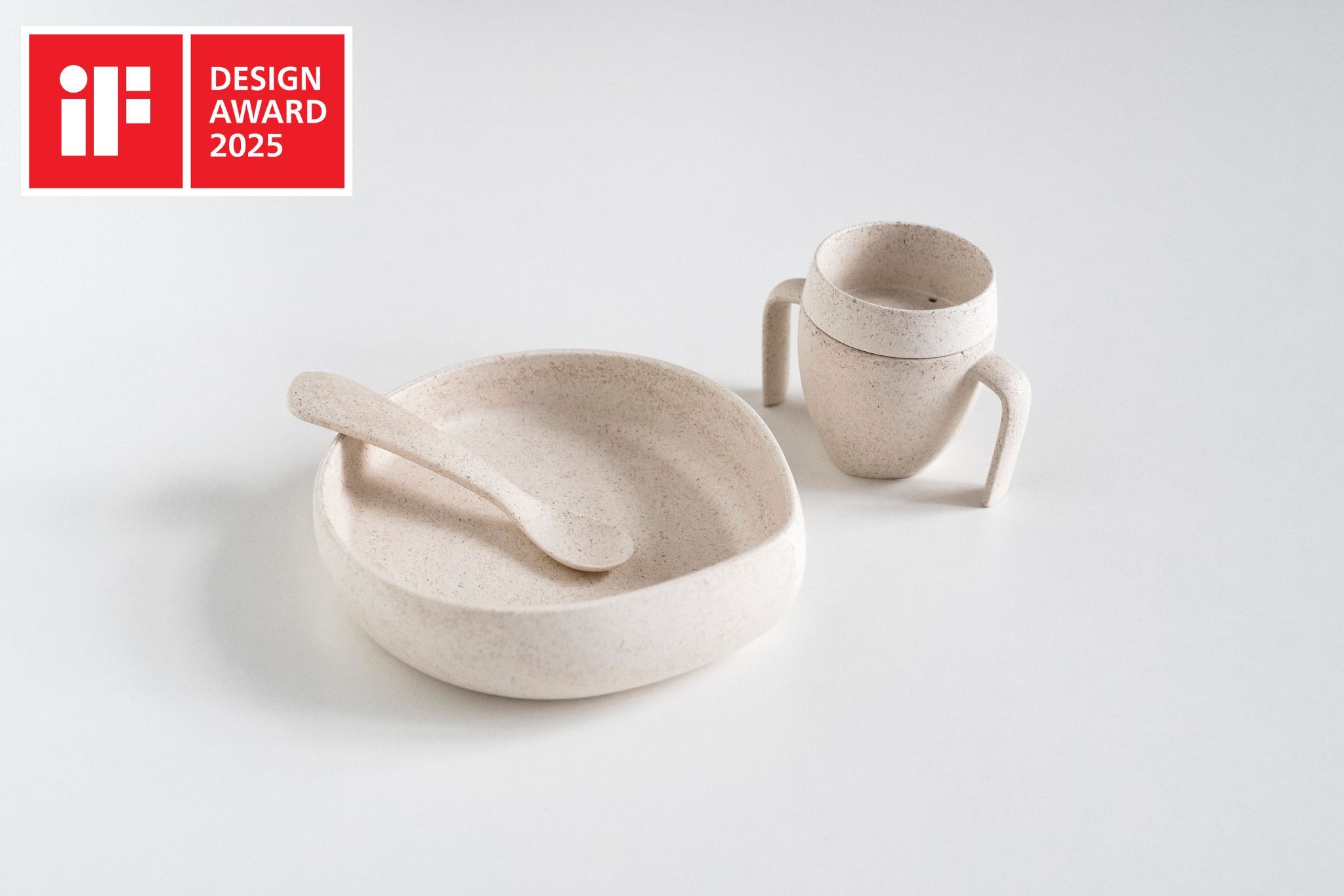 Beige Geschirr-Set: Tasse, Schüssel, Löffel. iF Design Award 2025.