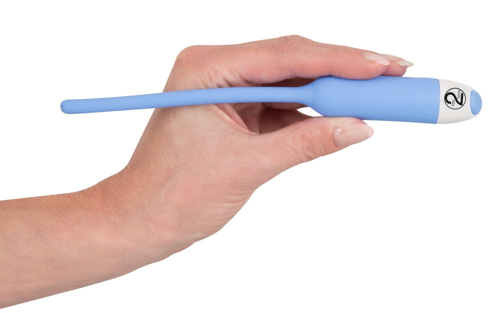 Blauer Dilator, gehalten in einer Hand. Die Spitze ist weiß. Das Produkt hat eine lange, schlanke Form.