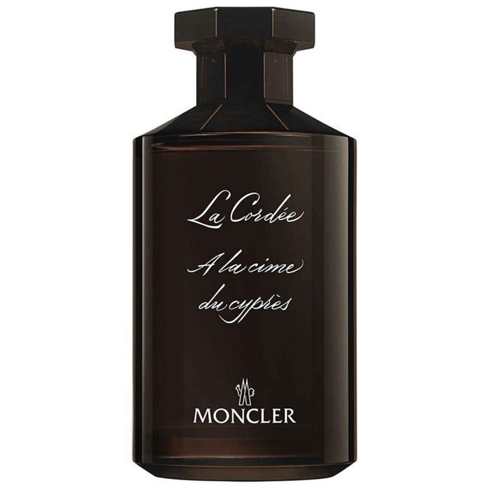 Dunkelbraune Flasche mit schwarzem Verschluss. Aufschrift: La Cordée, A la cime du cyprès, MONCLER. Logo unten.