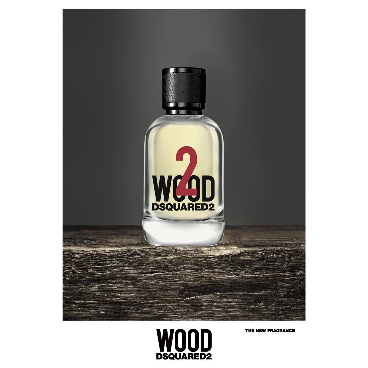Dsquared2 Two Wood Eau de Toilette. Glasflakon mit schwarzem Deckel. Auf Holzoberfläche. Rote "2" und Schriftzug auf dem Flakon.