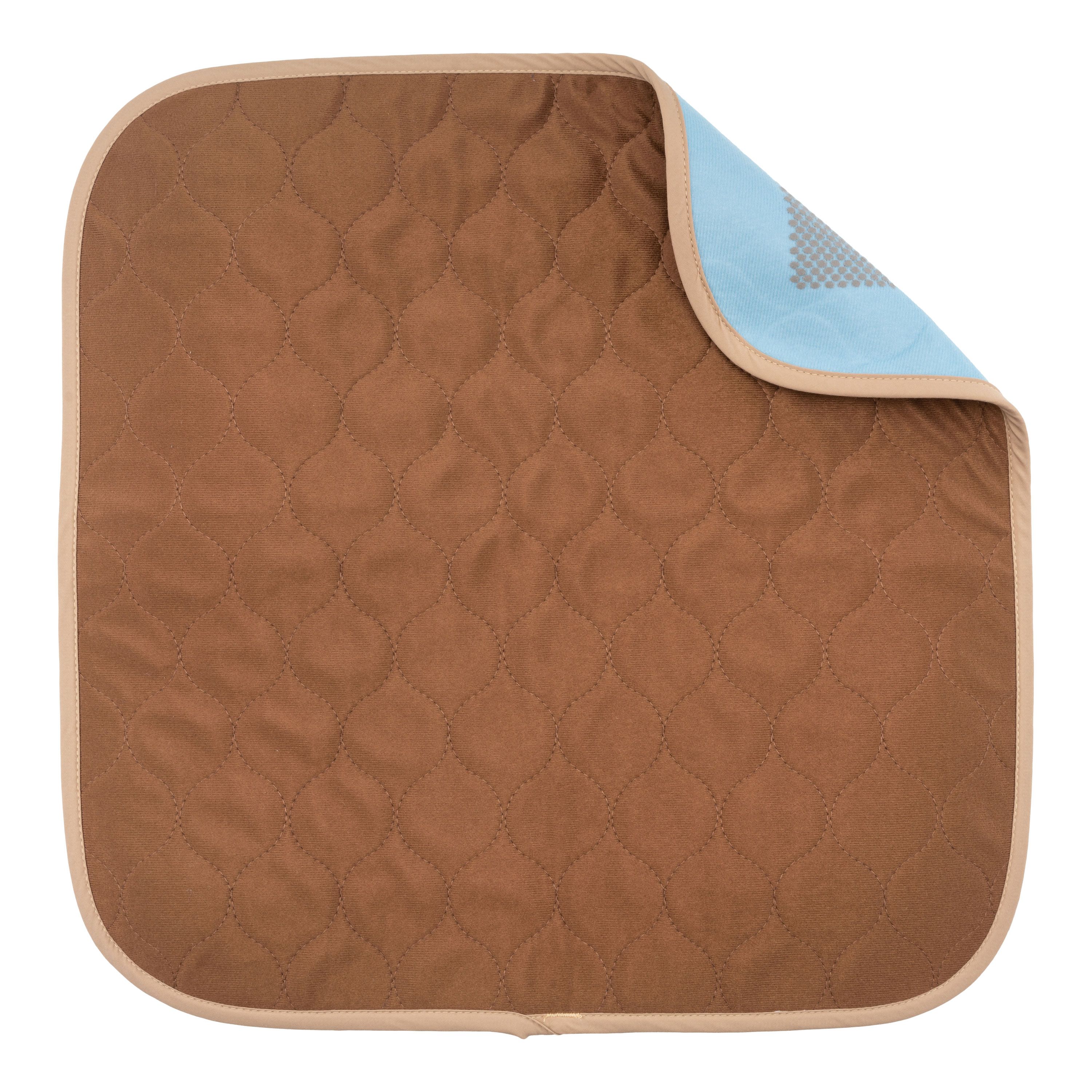 Braune, quadratische Sitzauflage mit abgerundeten Ecken. Eine Ecke zeigt die blaue Unterseite. Beige Einfassung. Steppmuster.