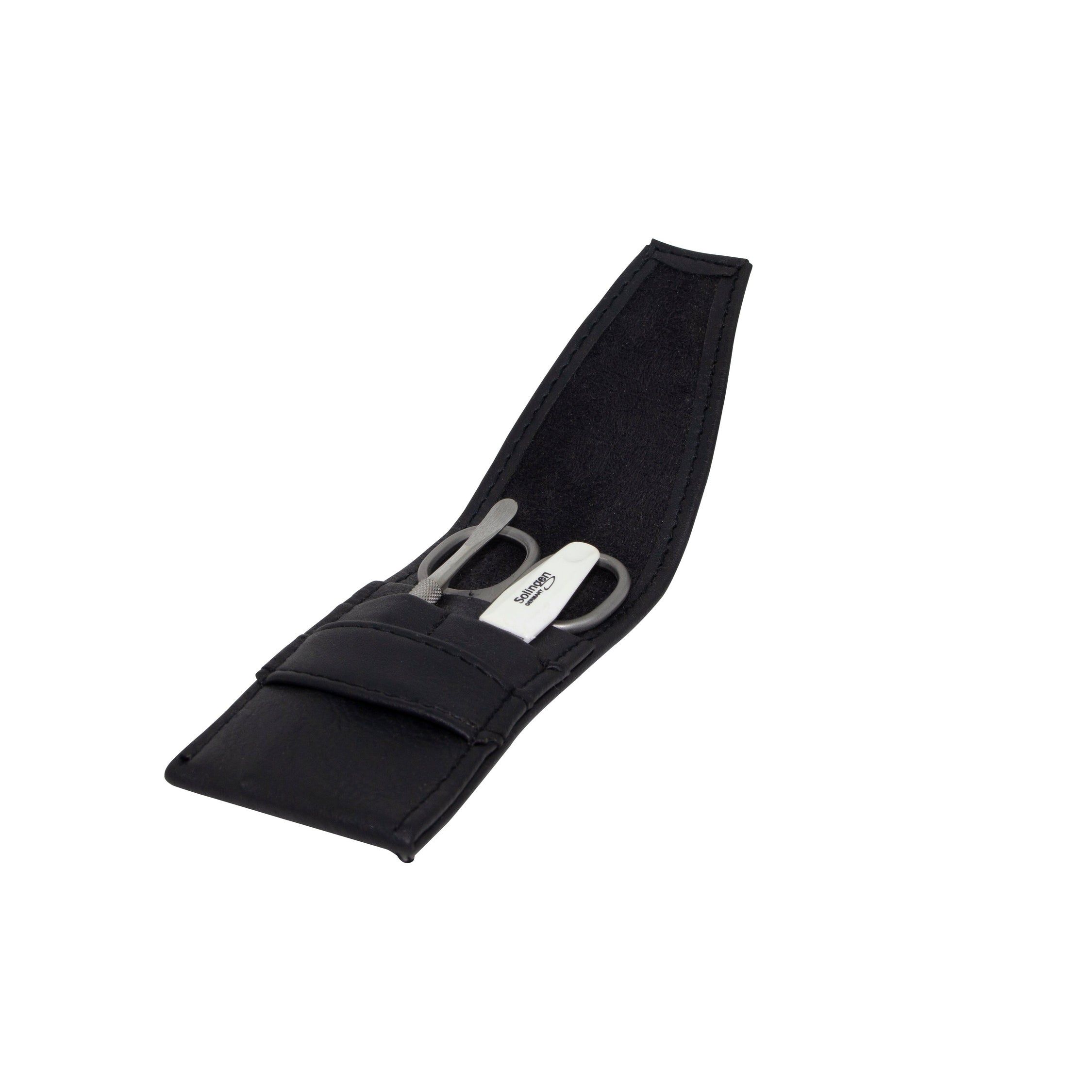 Schwarzes Kunstleder-Reiseetui mit Schere und Nagelfeile. Innenfutter. Auf weißem Hintergrund.