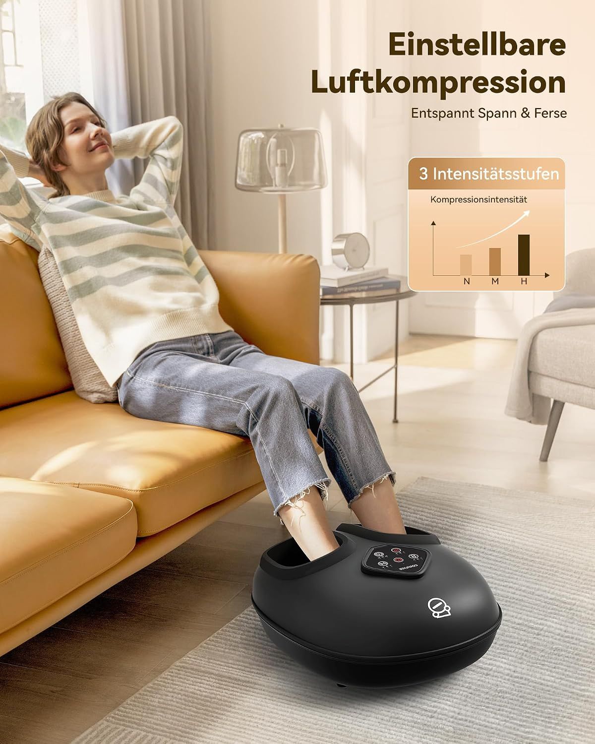 Schwarzes Fußmassagegerät mit Luftkompression und 3 Intensitätsstufen, das von einer Frau auf einem Sofa benutzt wird.