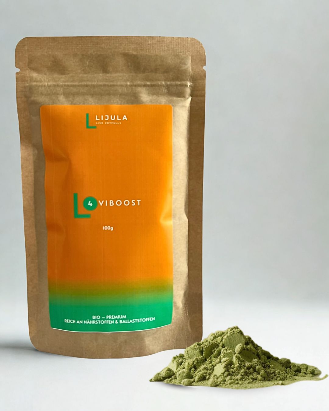 Braune Standbeutel mit orangefarbenem Etikett. Aufschrift: LIJULA, VIBOOST, 100g. Grünes Pulver daneben. BIO-Premium.