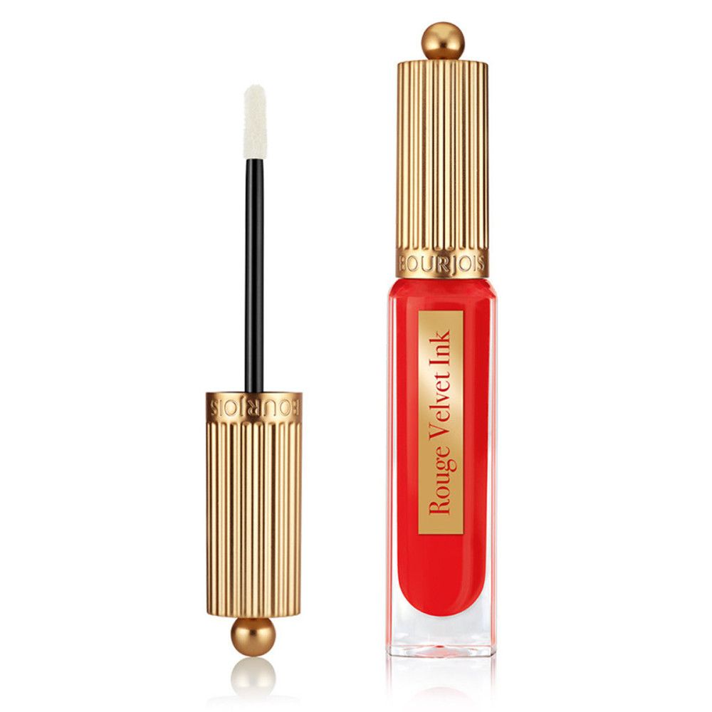 Lippenstift-Flakon mit goldener Kappe und Applikator. Rote Flüssigkeit sichtbar. Aufschrift: Rouge Velvet Ink.