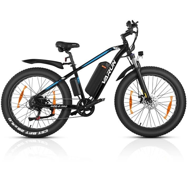 Schwarzes E-Mountainbike mit breiten Reifen, blauen Akzenten und VARUN-Logo. Mit Schutzblechen und orangefarbenen Reflektoren.