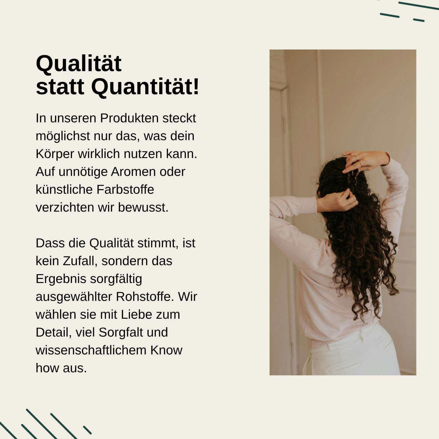 Frau mit lockigem Haar, die eine Tablette Vita Elements Biotin mit Selen & Zink hält.