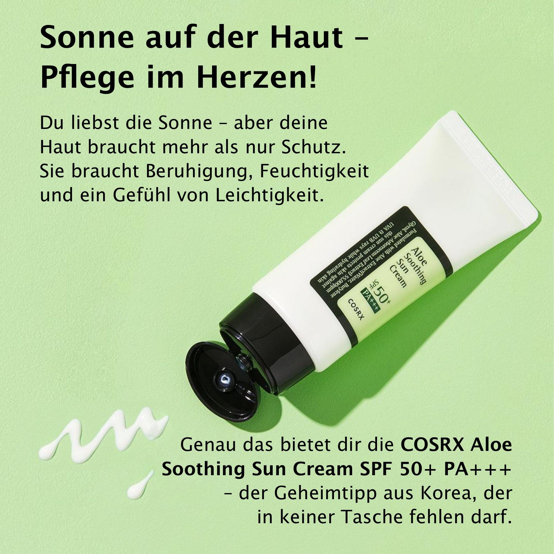 Tube mit Sonnencreme, aus der Creme austritt. Text: COSRX Aloe Soothing Sun Cream SPF 50+ PA+++. Grüner Hintergrund.