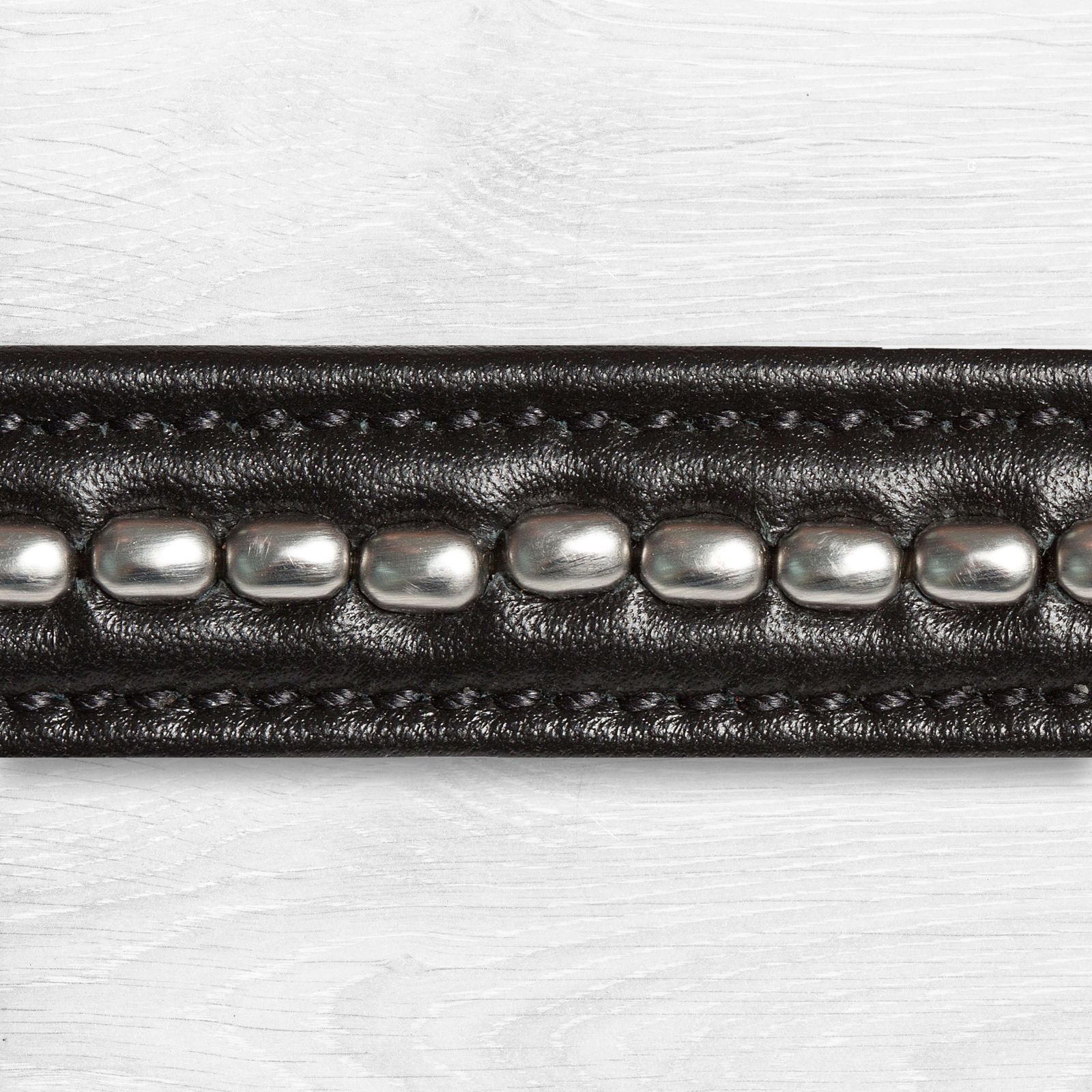 Detailansicht des schwarzen Kieffer Trensenzaum Ultrasoft. Leder mit silberfarbenen Ziernieten.