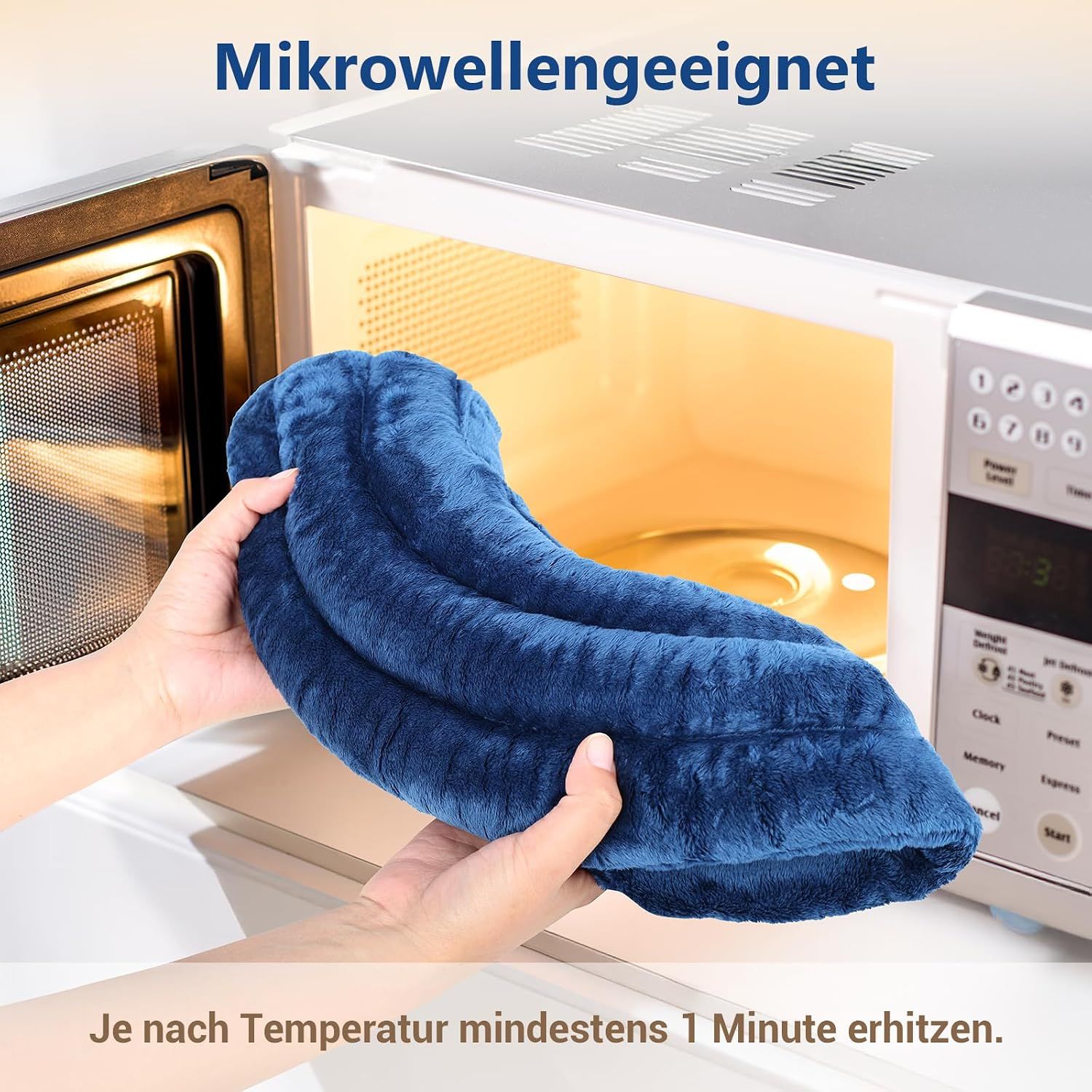 Ein blaues Nackenkissen wird in eine Mikrowelle gelegt, um es zu erwärmen.