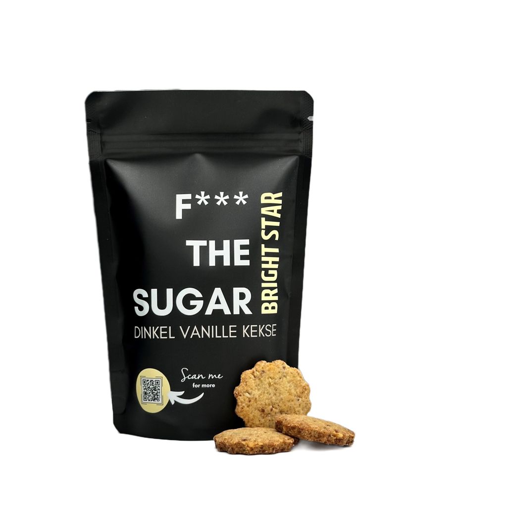 Schwarzer Beutel mit Keksen und Kekse daneben. Aufschrift: F*** THE SUGAR, Dinkel Vanille Kekse, Bright Star. QR-Code.