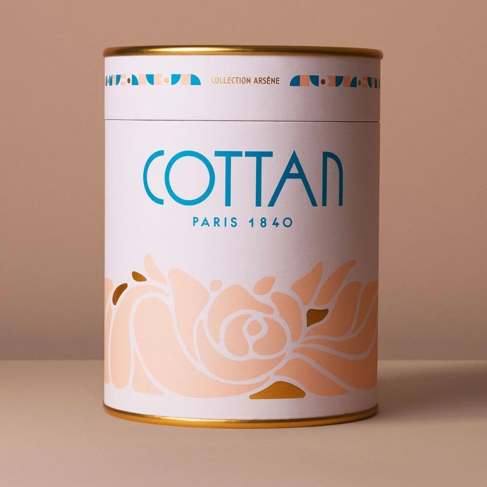 Zylindrische Dose mit goldfarbenem Deckel und Boden. Aufschrift COTTAN PARIS 1840 und florales Muster. Kollektion Arsène.