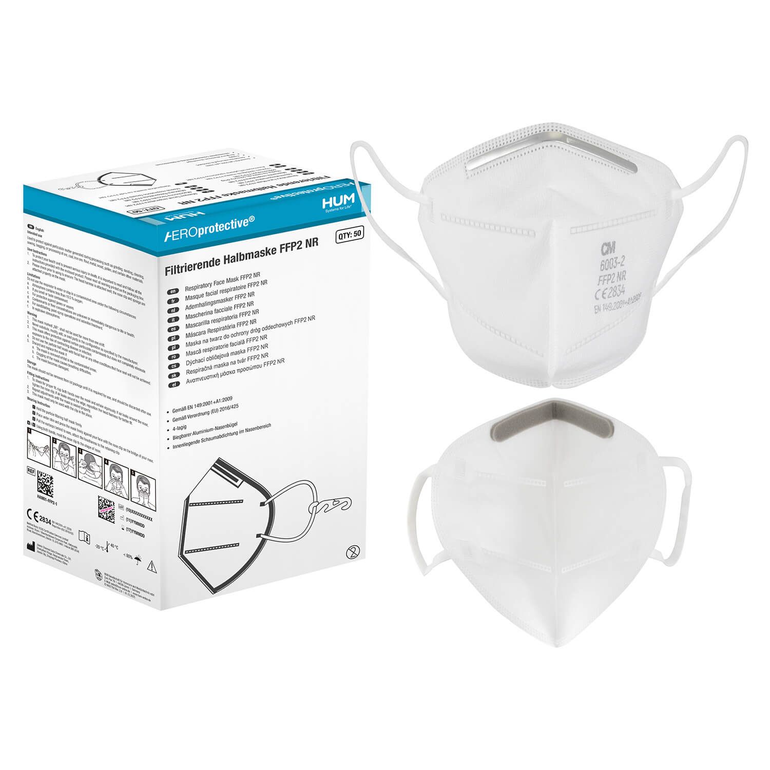 Kartonverpackung und zwei FFP2-Halbmasken. Die Masken sind weiß mit Nasenbügeln und Ohrschlaufen.