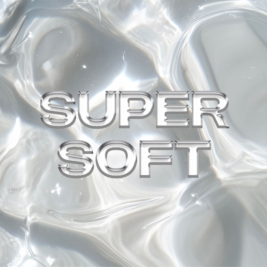 Text SUPER SOFT in silberner Schrift auf einer glänzenden, welligen Oberfläche.