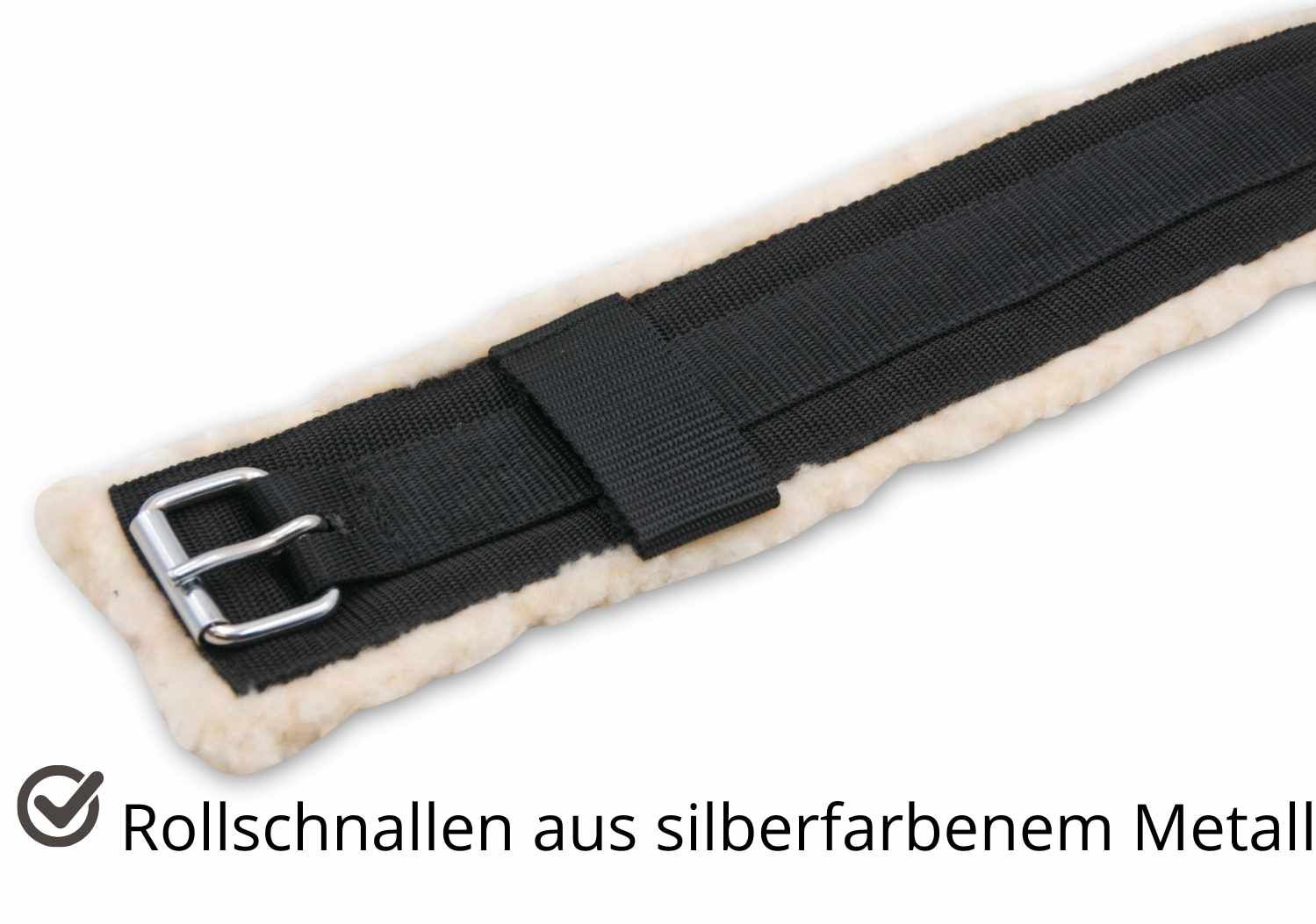 Detailansicht der Gurtstrupfe. Schwarzes Material, silberfarbene Metallschnalle und Text.