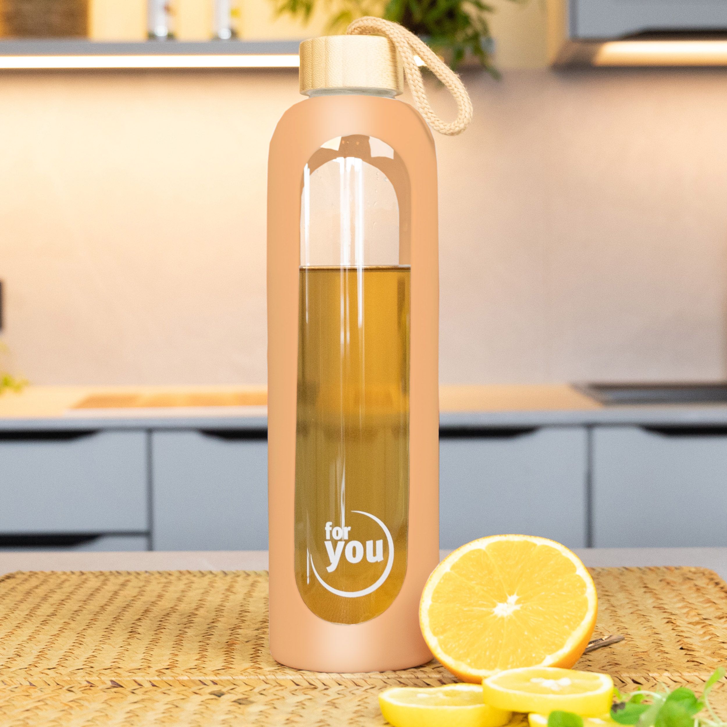 Pfirsichfarbene Glas-Trinkflasche mit Bambusdeckel, Trageschlaufe und Maßen.