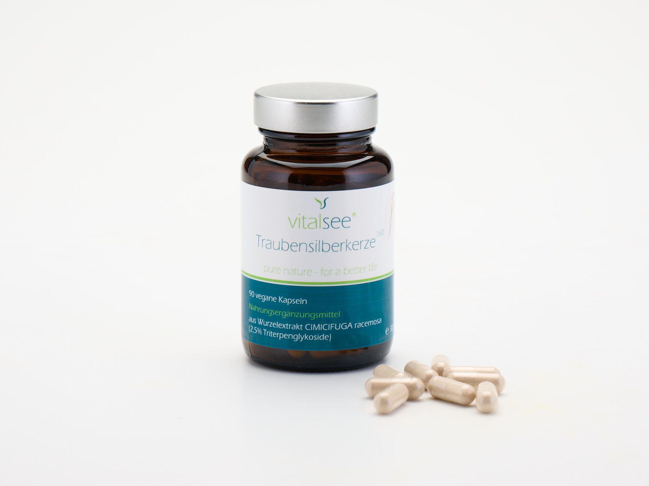 Braune Glasflasche mit silbernem Deckel und Kapseln daneben. Weißes Etikett mit grünen und blauen Akzenten. Text: Vitalsee, Traubensilberkerze, 90 vegane Kapseln.