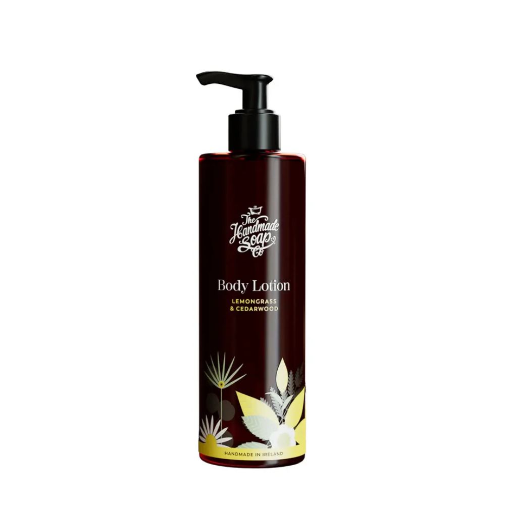 Braune Bodylotion-Flasche mit schwarzem Pumpkopf. Aufschrift: The Handmade Soap Company, Body Lotion, Lemongrass & Cedarwood.