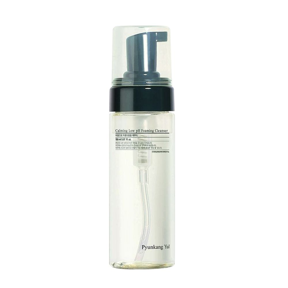 Pyunkang Yul Calming Low pH Foaming Cleanser in klarer Flasche mit Pumpspender.