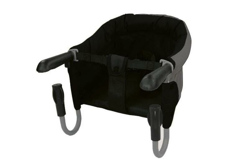 Grau-schwarzer Kinder-Tischsitz. U-förmige Halterungen, schwarze Armlehnen und Sitzfläche. Gurt zur Sicherung.