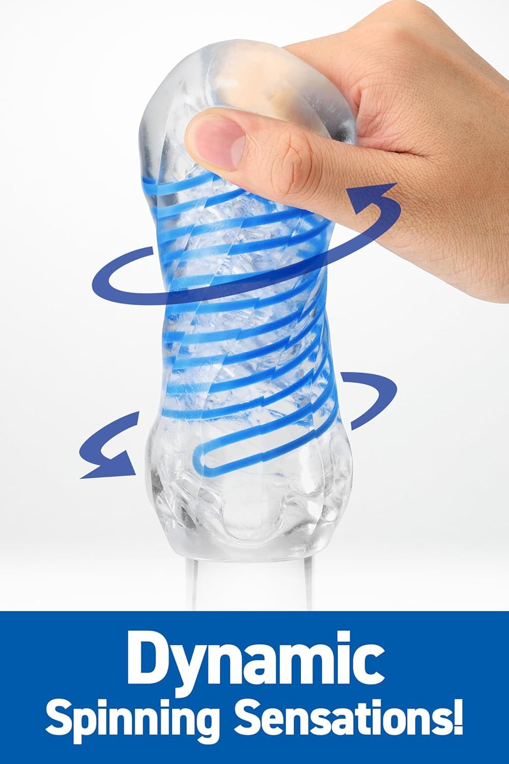 Hand hält TENGA Spinner Deluxe Masturbator mit blauen Spiralen und Pfeilen, die Rotation anzeigen.