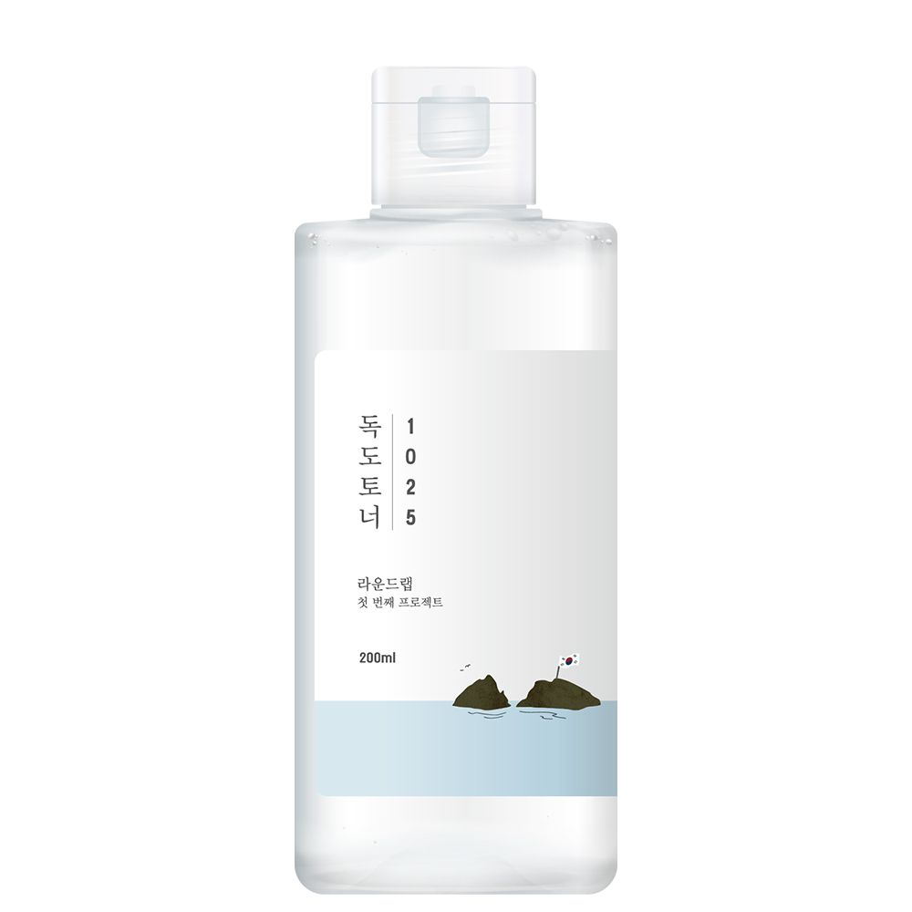1025 Dokdo Toner in klarer Flasche mit weißem Etikett und stilisierten Felsen.
