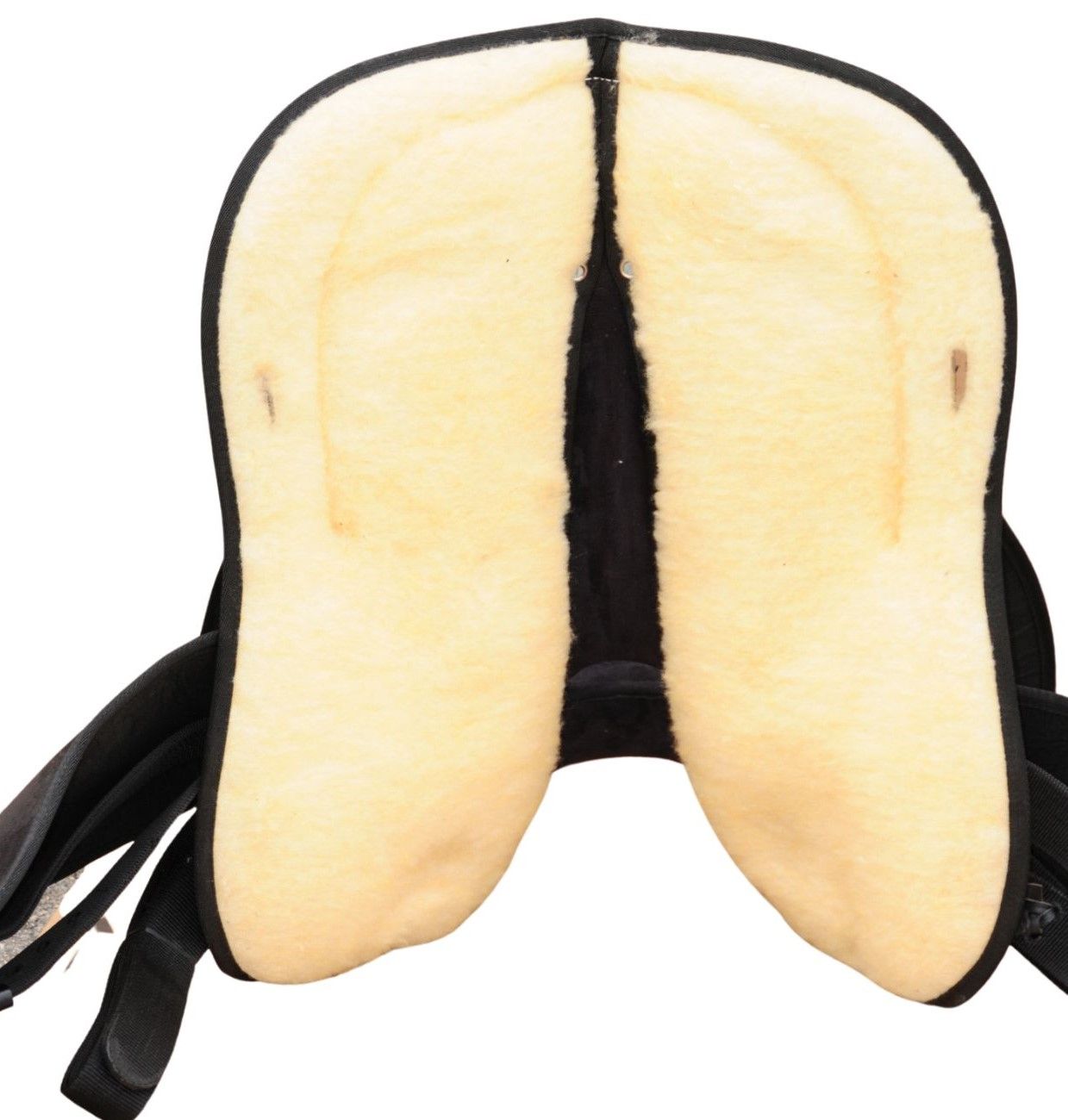 Unterseite eines Westernsattels. Schwarzes Leder, helle Polsterung.