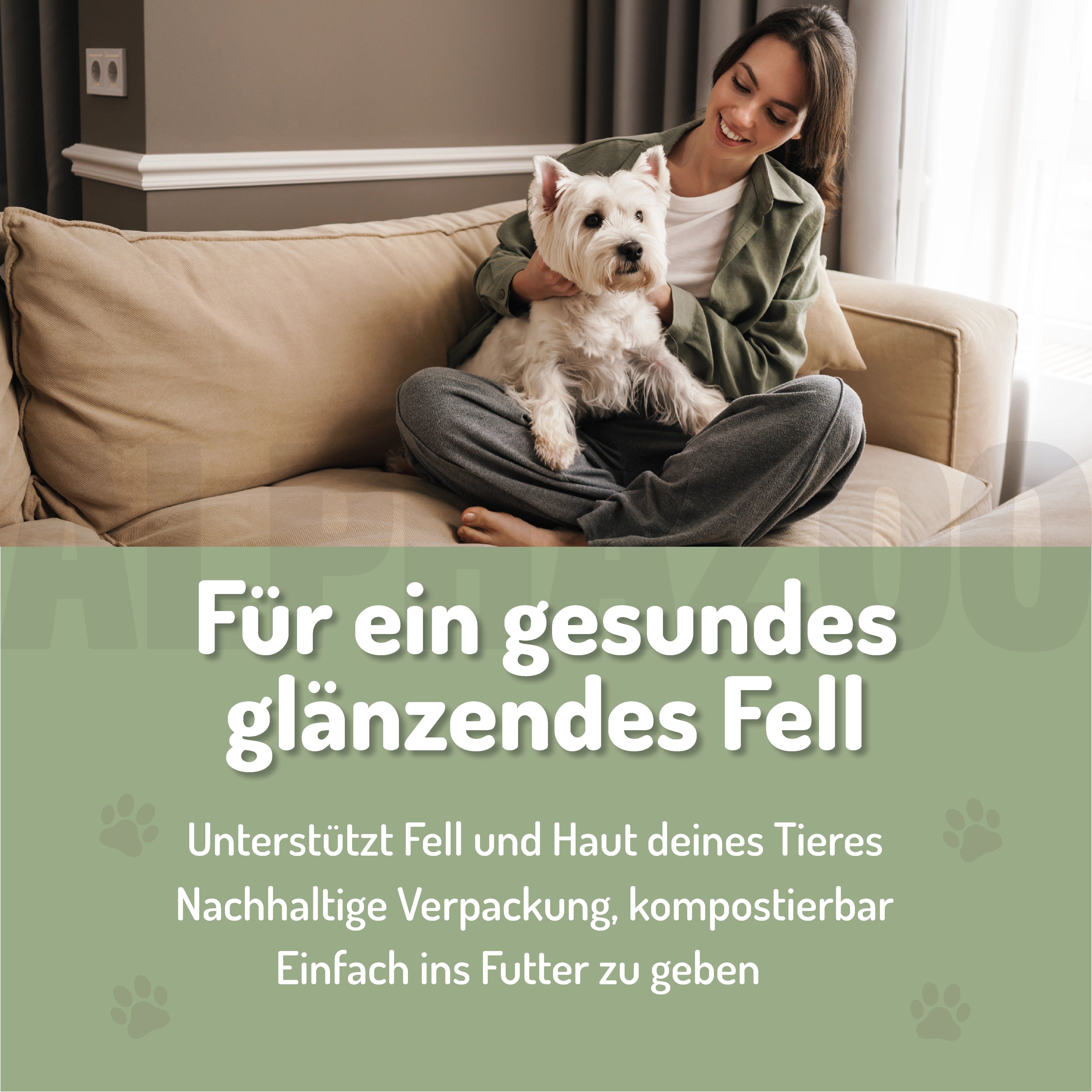Frau sitzt auf Sofa mit Hund. Text: Für ein gesundes glänzendes Fell. Unterstützt Fell und Haut deines Tieres. Nachhaltige Verpackung, kompostierbar.