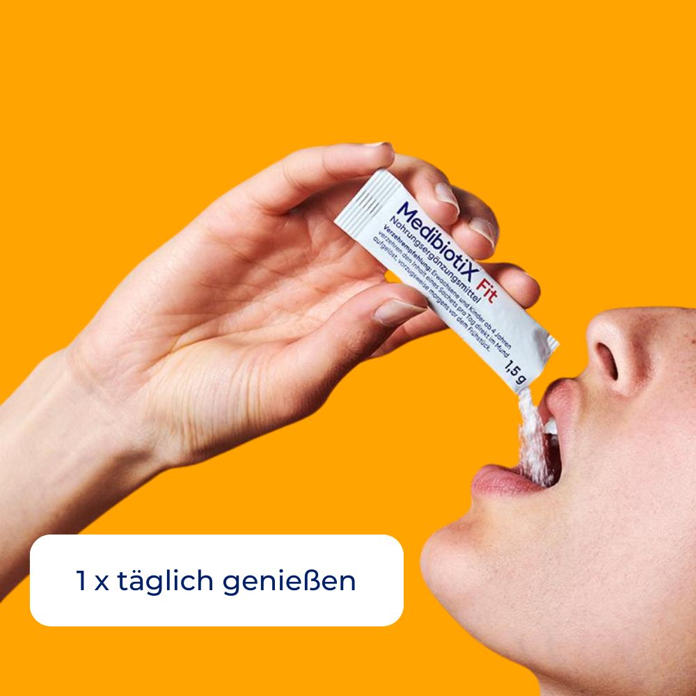 Person trinkt Inhalt eines MedibiotiX Fit-Beutels. Text: 1 x täglich genießen. Hintergrund: orange.