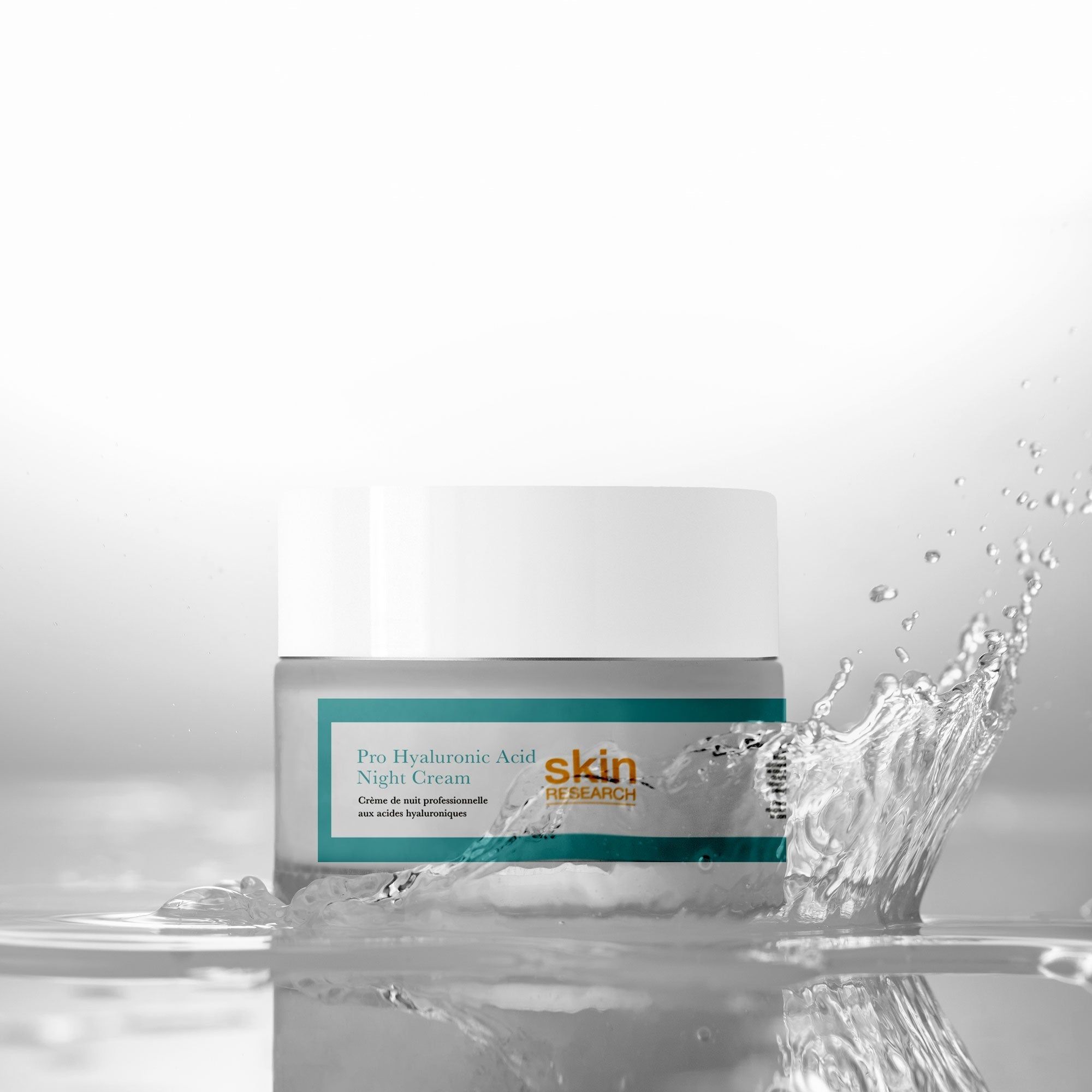 Creme-Glas mit Wasserspritzern. Aufschrift: Pro Hyaluronsäure Nachtcreme. Marke: skin research.