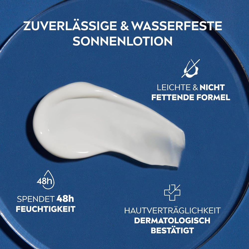 Weißes Sonnenmilchprodukt auf blauem Hintergrund. Text: Zuverlässige & wasserfeste Sonnenlotion. Weitere Texte und Symbole.