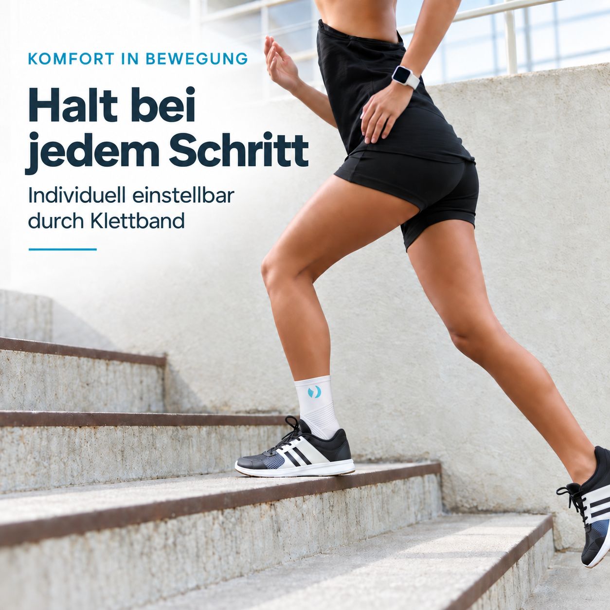 Läuferin mit Sportuhr und Kniestrümpfen steigt Treppen hoch.