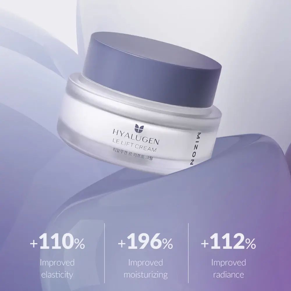 Creme-Tiegel auf lila Hintergrund. Aufschrift: HYALUGEN LE LIFT CREAM, MIZON. Text: +110% Improved elasticity, +196% Improved moisturizing, +112% Improved radiance.
