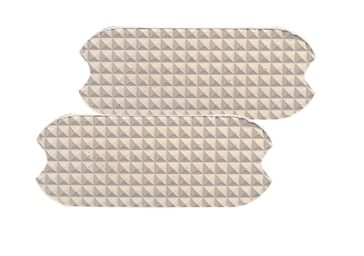 Zwei Steigbügel-Einlagen mit pyramidenförmiger Oberfläche.