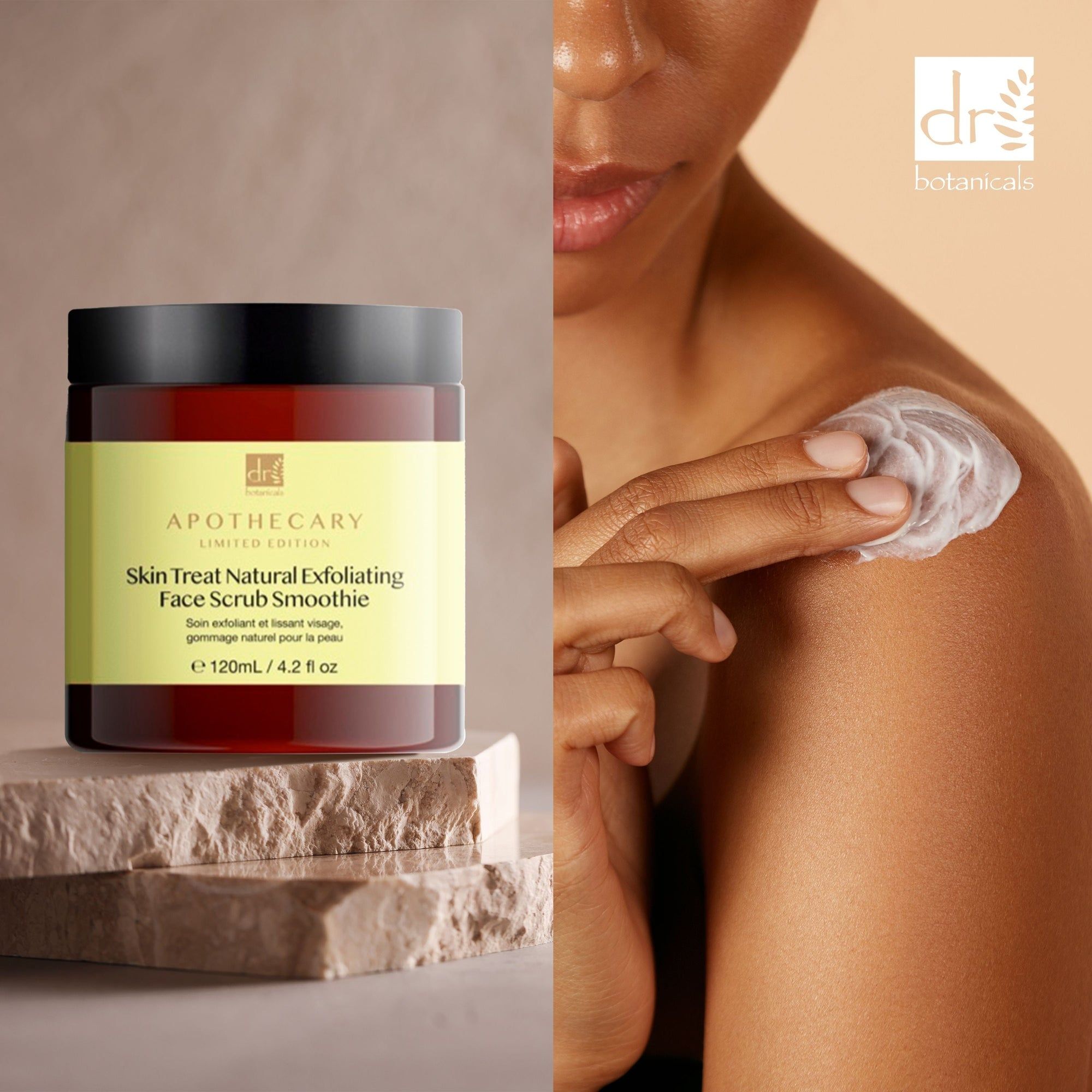 Produkt neben Person. Aufschrift: Skin Treat Natural Exfoliating Face Scrub Smoothie. Person trägt Produkt auf Schulter auf.