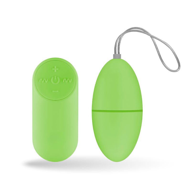 Grünes, ovales Produkt und Fernbedienung. Fernbedienung mit Tasten. Produkt mit Schnur. Auf weißem Hintergrund.