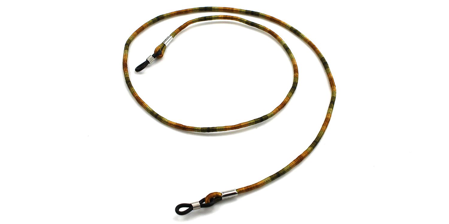 Brillenband mit Tarnmuster. Rundes Band mit Metallenden und Schlaufen für Brillenbügel.