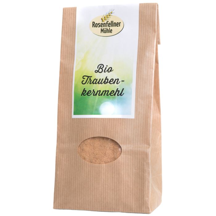 Braune Papiertüte mit ovalem Sichtfenster. Aufkleber mit Logo und Schriftzug: Bio Traubenkernmehl.